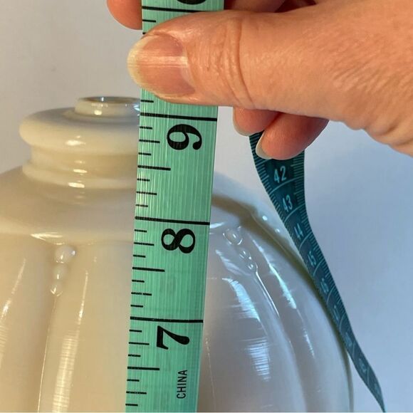 old ivory colored milk glass table lamp, vintage alacite Aladdin lamp shade - Picture 3 of 15